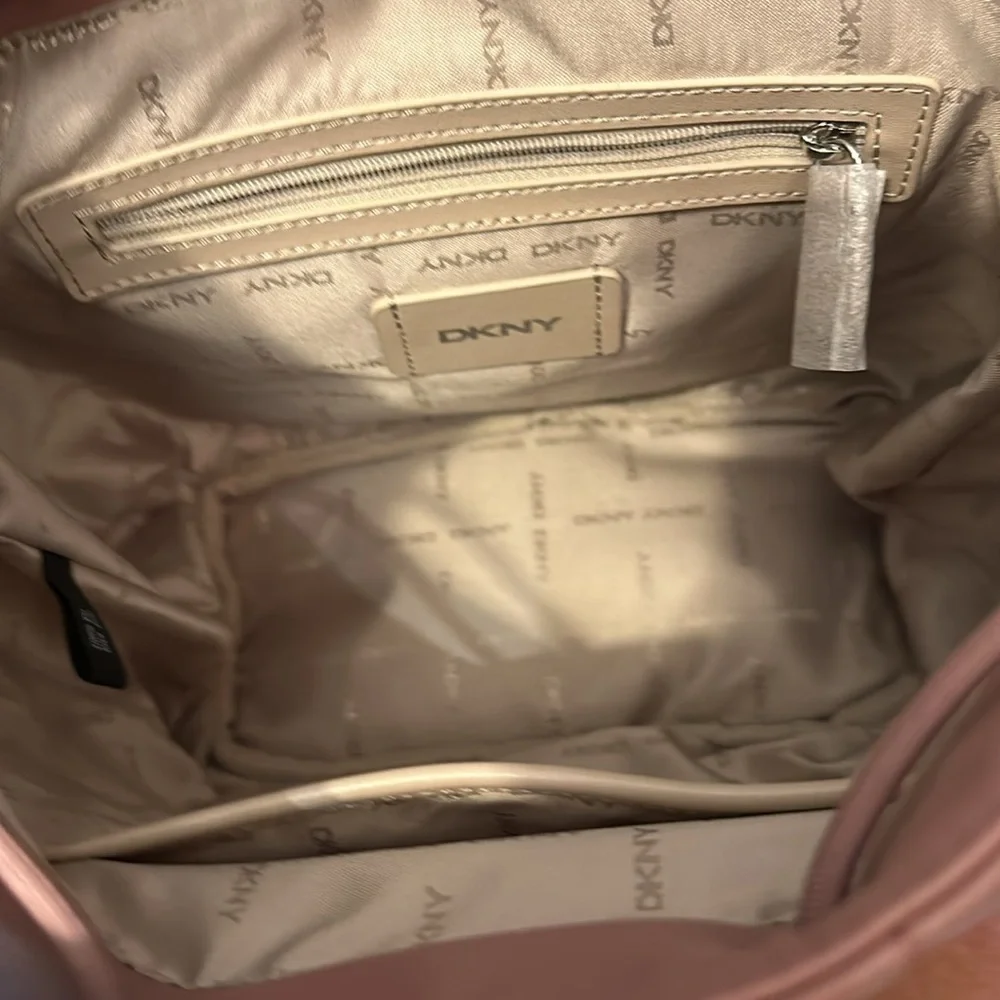 NWOT Women’s Dkny Poppy Faux Leather Quilted Adjustable Strap Backpack
